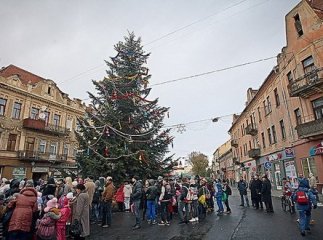 В Ужгороді урочисто запалили вогні новорічної ялинки (ВІДЕО)