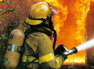 Мукачівські рятувальники витягли з палаючої квартири бабусю, яка мирно спала 