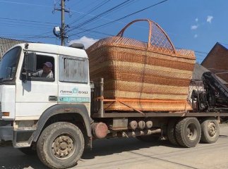 Величезний великодній кошик виготовили на Закарпатті. Фейсбук облетіло відео