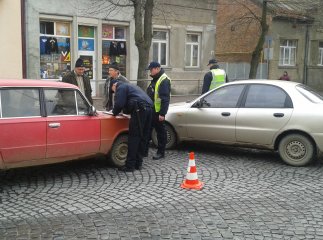 На вулиці Ярослава Мудрого у Мукачеві зіткнулись "Жигулі" та "Дейво"