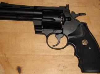 На Хустщині від чоловіка вилучили револьвер та ніж
