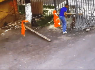 Як зловмисник краде велосипед в Ужгороді: камера відеонагляду записала момент крадіжки