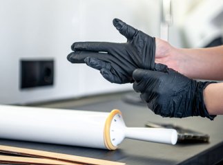 Чим відмити монтажну піну: найкращі способи очистити руки, одяг і двері