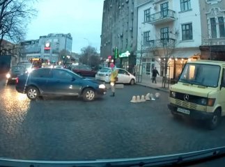 На Закарпатті 2 жінки не поділили місце на парковці. Фейсбук облетіло відео
