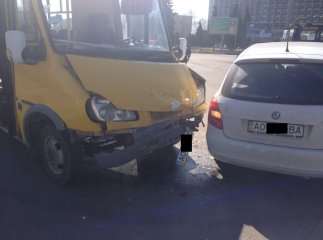 В Ужгороді маршрутка зіткнулась із легковим автомобілем (ФОТО)