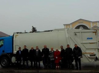До Чопа привезли унікальну сміттєприбиральну машину, аналогів якої на Закарпатті немає