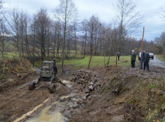 В Ільниці укріплюють береги потічка, який може розмити одну з головних вулиць села