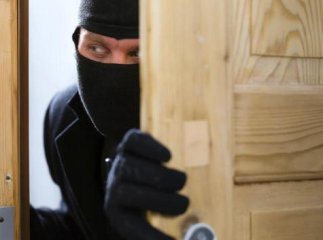 У Мукачеві поліція спіймала чоловіка, який у сусідки вкрав телефон і м’ясо