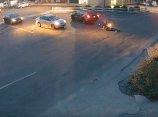 Камери відеоспостереження зафіксували, як у Виноградові мотоцикліст на швидкості в’їхав у позашляховик