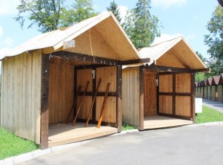 Збудовані до фестивалю "Червене вино" будиночки у парку "Перемога" руйнуються на очах