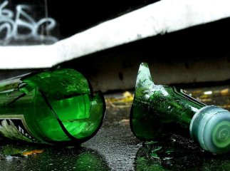 Під час новорічного застілля господарка будинку вдарила свого гостя пляшкою по голові