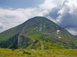 У Фейсбуці опублікували фото, зроблене на Говерлі. Соцмережі "вибухнули" гнівними коментарями