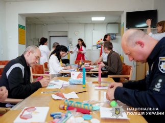 Творча терапія: ветерани виготовляи великодній декор