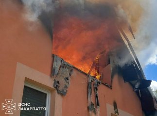 Мансарда спалахнула за білого дня: на Ужгородшині вирувала пожежа