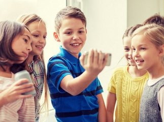 В одній зі шкіл Ужгорода заборонили користуватися мобільними телефонами