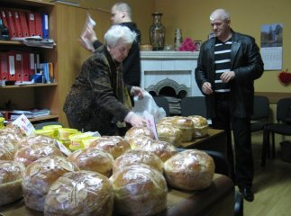 "Батьківщина" в Мукачеві роздавала малозабезпеченим паски