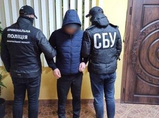 Поліція знайшла чоловіка, який підпалив машини закарпатського журналіста