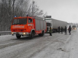 На серпантині біля села Залужжя застрягли кілька фур. Дорогу вирішили закрити для проїзду великовагового транспорту