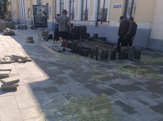 У Мукачеві на Привокзальній площі почали викладати бруківку