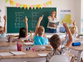 Українка здивувала, скільки доларів на день отримує на вчительській посаді у Канаді