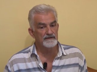 В Ужгороді живе унікальний лікар: вдень він оперує, а ввечері виготовляє скрипки (ВІДЕО)