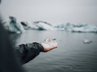 Двоє рибалок на Закарпатті провалились під кригу, один з них загинув