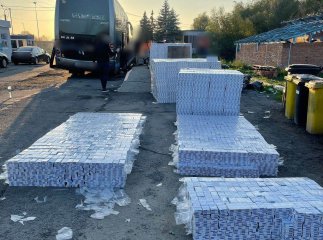 З’явилися фото, як ділки спромоглися спакувати 150 000 пачок сигарет в туристичний автобус