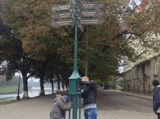 Ліхтар-вказівник, який у пішохідній частині Ужгорода умудрився збити водій, повернули на місце