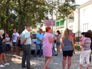 Сотня людей збунтувалася проти однієї сім’ї