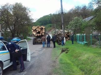 Біля Перечина лісовоз з’їхав у кювет