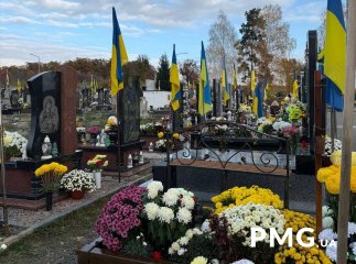 Люди масово приходять на кладовища: як на Закарпатті проходить День пам’яті померлих Люди масово приходять на кладовища: як на Закарпатті проходить День пам’яті померлих