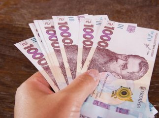 Як платитимуть нові 5000 гривень допомоги для тих, хто має картку ПриватБанк Пакунок школяра 2025