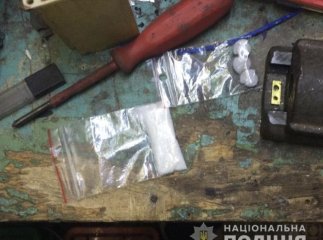 Поліція знайшла у гаражі чоловіка метамфетамін та ЛСД