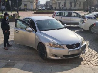 Водій припаркував свій автомобіль прямо на пішохідному переході