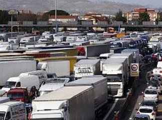 Далекобійники протестують проти жахливих доріг і корупції