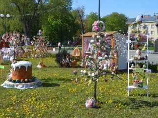 На головній площі Закарпаття розквітли писанками великодні дерева