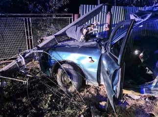 Пасажира затисло в понівеченому авто після зіткнення з бетонною опорою