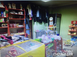 Чоловік із ножем у руках зайшов до магазину і погрожував продавчині