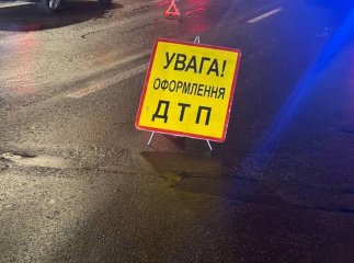 Вночі водій на автомобілі в’їхав в електроопору: травмовано пасажира