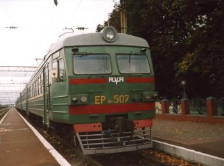 Потяг "Чоп - Лавочне" ледь не збив чоловіка