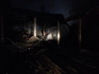 В Іршаві горіло деревообробне підприємство, вогонь знищив перекриття будівлі, деревину та електроверстати (ФОТО)