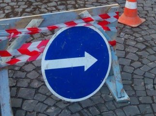 На вулиці Перемоги в Ужгороді ускладнено рух транспорту