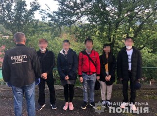 На узбіччі траси Київ-Чоп виявили 5 нелегалів