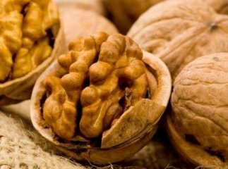 Двоє чоловіків вкрали горіхи від одної жінки і продали їх іншій