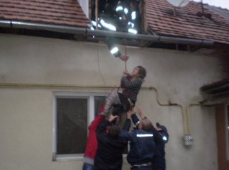 Рятувальники у Берегові знімали з горища травмовану жінку