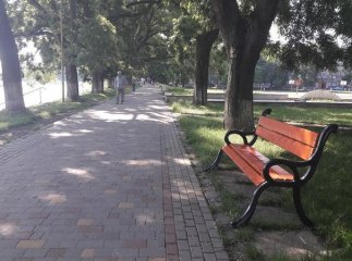 В Ужгороді на набережній встановили оновлені лавки