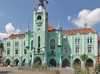 Муніципальна поліція охороняє вхід у Мукачівський міськвиконком. Протестувальники кричать "Ганьба меру"