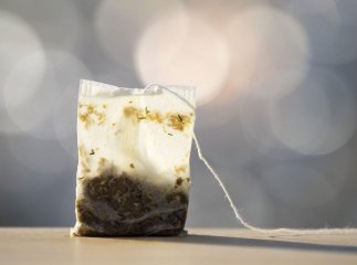 Це дуже дієво: для чого у холодильник кладуть використані пакетики чаю
