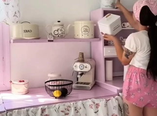 Рожева казка замість сірої буденності: українка перетворила хату на «будинок Барбі»