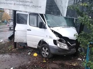 В Ужгороді мікроавтобус в’їхав у білборд